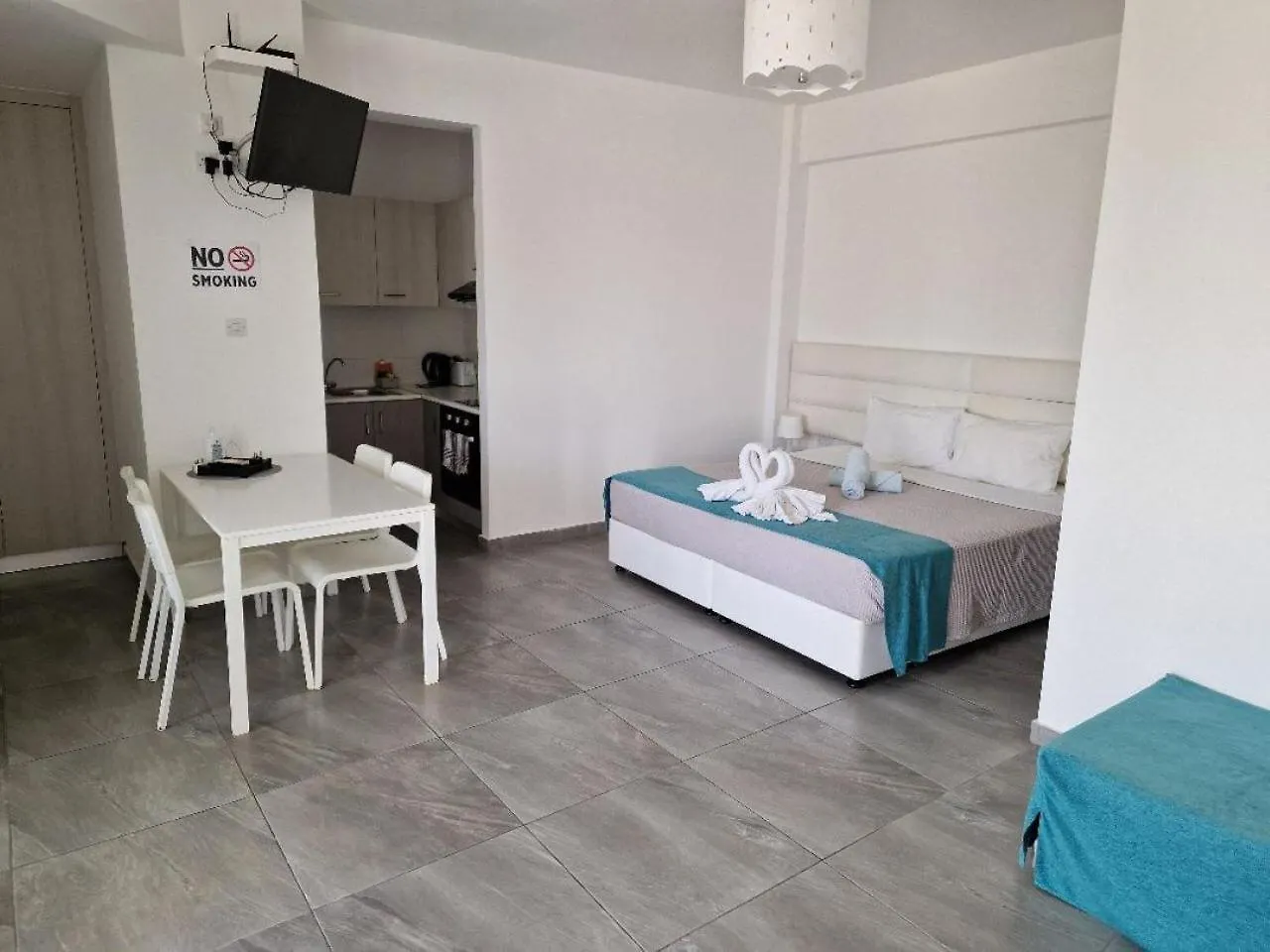 Christopher'S Sandy Beach Suites Ajia Napa