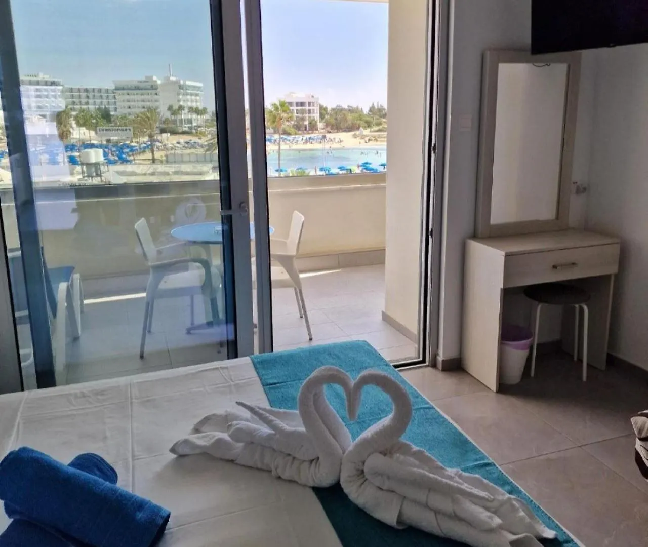 Christopher'S Sandy Beach Suites Ajia Napa